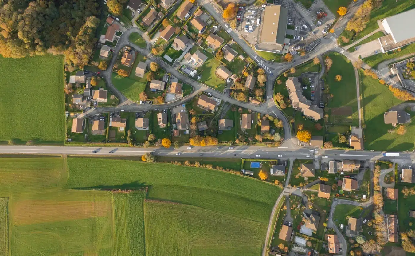 Droit de superficie : vue aérienne d’un quartier de villas et de terrains agricoles près de Montreux